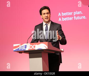 Warrington, England. 4. April 2015. Labour Leader Ed Miliband befasst sich mit einer Wahlveranstaltung in Warrington Parr Hall mit Gastredner Sally Lindsay, Ben Elton und Eddie Izzard statt. Bildnachweis: Simon Newbury/Alamy Live-Nachrichten Stockfoto