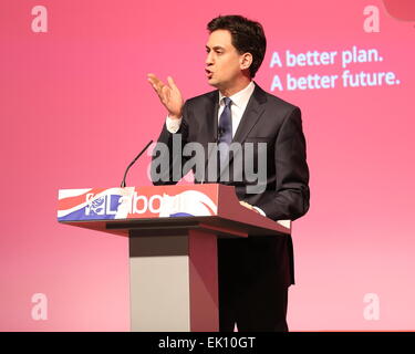 Warrington, England. 4. April 2015. Labour Leader Ed Miliband befasst sich mit einer Wahlveranstaltung in Warrington Parr Hall mit Gastredner Sally Lindsay, Ben Elton und Eddie Izzard statt. Bildnachweis: Simon Newbury/Alamy Live-Nachrichten Stockfoto