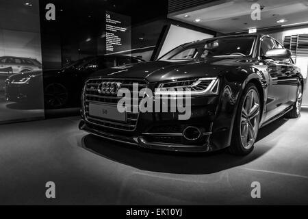 BERLIN - 8. März 2015: Showroom. Full-Size-Luxus-Auto Audi S8. Schwarz und weiß. Die Audi AG ist ein deutscher Autohersteller. Stockfoto