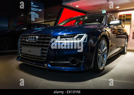 BERLIN - 8. März 2015: Showroom. Full-Size-Luxus-Auto Audi S8. Die Audi AG ist ein deutscher Autohersteller. Stockfoto