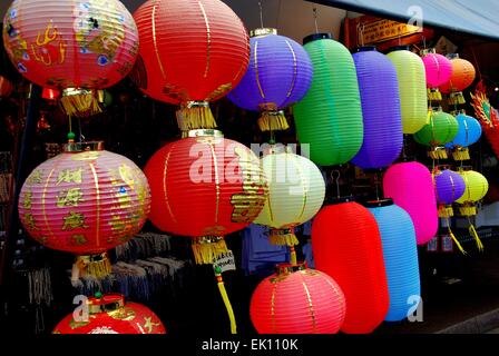 Hong Kong, China: Bunte chinesische Papierlaternen auf dem Display in einem Stanley Market Kunsthandwerk Shop Stockfoto