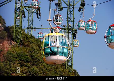 Hong Kong, China: Eine enorme Seilbahn-System mit Hunderten von Gondeln transportiert Besucher auf Ocean Park Stockfoto