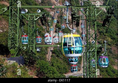 Hong Kong, China: Eine enorme Seilbahn-System mit Hunderten von Gondeln transportiert Besucher auf Ocean Park Stockfoto