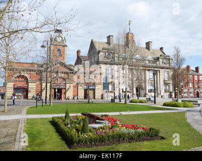 Markthalle, auf der linken und Gemeinderat Büro in Crewe Cheshire UK Stockfoto