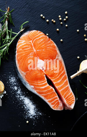 Leckeres Lachssteak auf ein Backblech legen, Essen Stockfoto