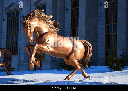 Bronze Skulpturen von Pferden ausgeführt - in der Nähe von New Opera House in Astana, Kasachstan Stockfoto