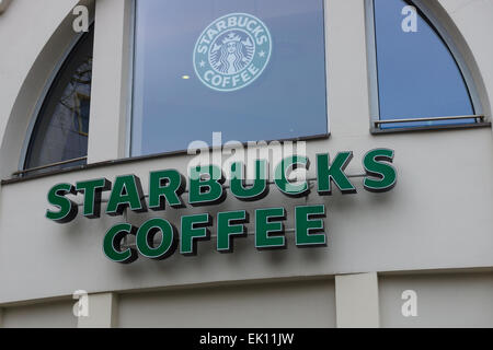BERLIN - 22. Februar 2015: Starbucks Kaffee. Starbucks ist das größte Kaffeehaus-Unternehmen der Welt. Stockfoto