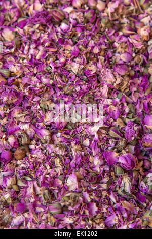 Trockenen Rosenknospen auf dem Markt in Marrakesch, Marokko Stockfoto