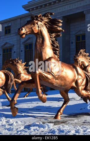 Bronze Skulpturen von Pferden ausgeführt - in der Nähe von New Opera House in Astana, Kasachstan Stockfoto