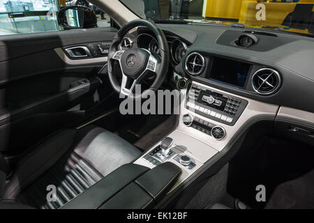 BERLIN - 24. Januar 2015: Kabine eines Sportwagens Mercedes-Benz SL500 (R231). Seit 2012 produziert. Stockfoto