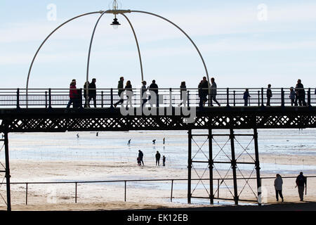 Southport, Merseyside, 4. April 2015. UK Wetter. Helle, sonnige Ostern Samstag Aktivitäten als Menschen genießen Sie einen Spaziergang auf den Resorts viktorianischen Piero Stockfoto