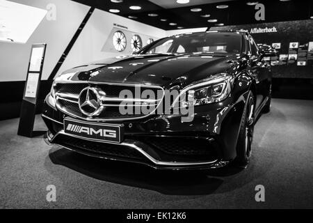 BERLIN - 24. Januar 2015: Showroom. Mid-Size-Luxus-Auto Mercedes-Benz CLS 63 AMG. Schwarz und weiß. Seit 2013 produziert. Stockfoto