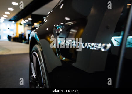 BERLIN - 24. Januar 2015: Showroom. Fragment eines Mittelklasse-Luxus-Auto Mercedes-Benz CLS 63 AMG. Seit 2013 produziert. Stockfoto