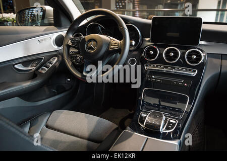 BERLIN - 24. Januar 2015: Showroom. Kabine eines Kleinwagens executive Mercedes-Benz C220 BT-Limousine. Seit 2014 produziert. Stockfoto