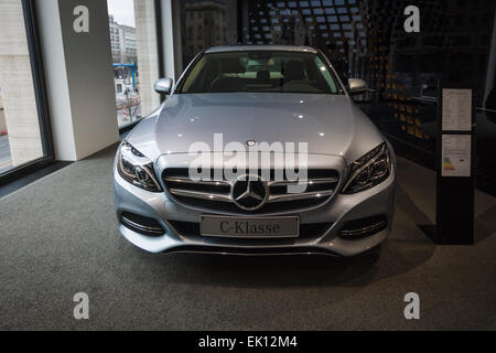 BERLIN - 24. Januar 2015: Showroom. Kompakte executive Auto Mercedes-Benz C220 BT-Limousine. Seit 2014 produziert. Stockfoto