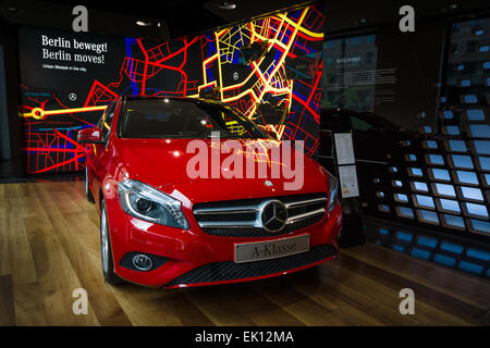 BERLIN - 24. Januar 2015: Showroom. Kompaktes Auto Mercedes-Benz A200 CGI sein. Seit 2013 produziert. Stockfoto