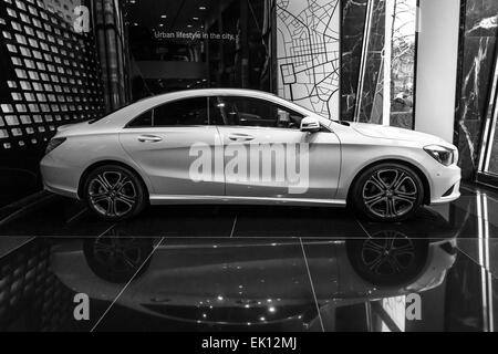 BERLIN - 24. Januar 2015: Showroom. Kompakte executive Auto Mercedes-Benz CLA200. Schwarz und weiß. Seit 2013 produziert. Stockfoto