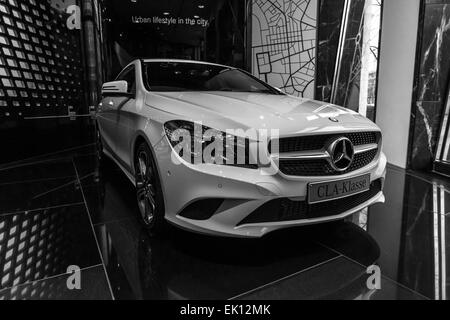 BERLIN - 24. Januar 2015: Showroom. Kompakte executive Auto Mercedes-Benz CLA200. Schwarz und weiß. Seit 2013 produziert. Stockfoto