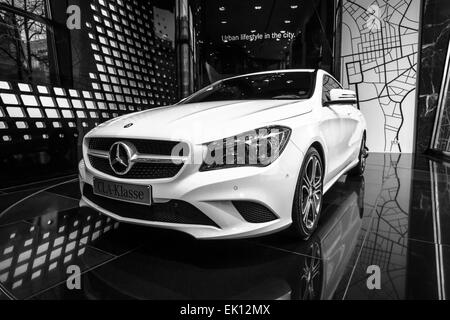 BERLIN - 24. Januar 2015: Showroom. Kompakte executive Auto Mercedes-Benz CLA200. Schwarz und weiß. Seit 2013 produziert. Stockfoto