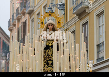 Religiöse Schwimmer mit Jungfrau Maria während der Prozession, Osterwoche, der Semana Santa, Malaga, Andalusien, Spanien. Stockfoto
