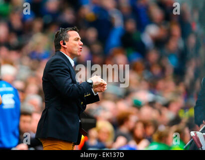 Dublin, Irland. 4. April 2015. Sieg im Europacup. Leinster gegen Bad. Bad Cheftrainer Mike Ford gibt Anweisungen von der Seitenlinie. Bildnachweis: Aktion Plus Sport/Alamy Live-Nachrichten Stockfoto