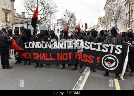 London, Großbritannien. 4. April 2015. Mitglieder der Pegida, in Whitehall demonstriert, als die Polizei mit Antifaschisten zusammengestoßen. Fotograf Credit: Gordon Scammell/Alamy leben Nachrichten Stockfoto