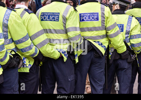 London, Großbritannien. 4. April 2015. Mitglieder der Pegida, in Whitehall demonstriert, als die Polizei mit Antifaschisten zusammengestoßen. Fotograf Credit: Gordon Scammell/Alamy leben Nachrichten Stockfoto