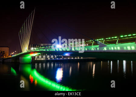 Nachtansicht des The Lowry-Brücke über den Manchester Ship Canal, Salford Quays, Greater Manchester, England, Vereinigtes Königreich Stockfoto