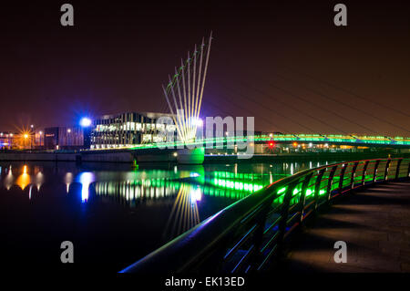 Nachtansicht des The Lowry-Brücke über den Manchester Ship Canal, Salford Quays, Greater Manchester, England, Vereinigtes Königreich Stockfoto