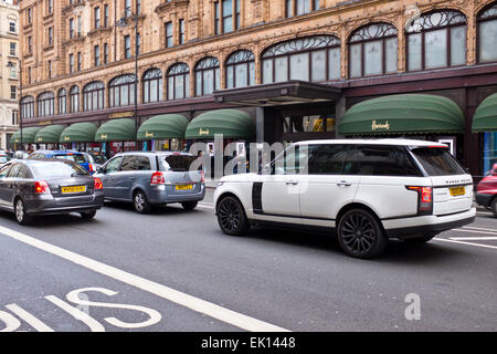 Harrods, London Prestige Luxus-Shop in Knightsbridge, Lebensmittel Hallen, Tees, Ostereier, Schokolade, Fisch, Fleisch, Kaviar, Austern, London Stockfoto