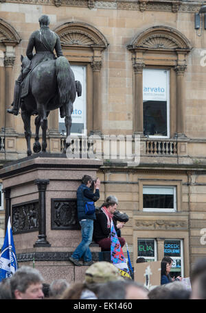 Nicola Sturgeon Adresse Anti-Dreizack Rallye beobachten Zuschauer und Presse. Stockfoto