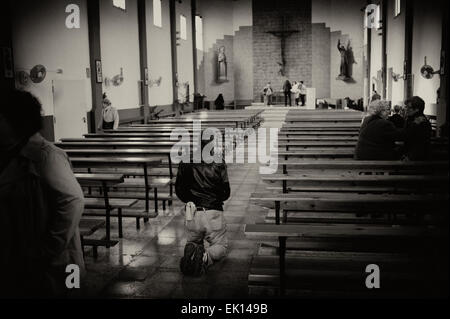 3. April 2015 - Badalona, Barcelona, Spanien - ein Mann betet in der Kirche Sant Antoni de Llefia in Badalona (Spanien). Hinweis für die Redaktion: dieses Bild wurde Post verarbeitet in BW und ist enthalten in einem Körper der Arbeit von insgesamt 18 Bilder, die während der Karwoche 2015 in Spanien. (Kredit-Bild: © Jordi Boixareu/ZUMA Draht) Stockfoto