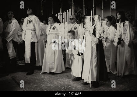 3. April 2015 - Badalona, Barcelona, Spanien - Mitglieder aus SantÃsimo Cristo Redentor Bruderschaft warten im Inneren der Kirche Sant Antoni de Llefia in Badalona (Spanien), bevor in einer Prozession teilzunehmen. Hinweis für die Redaktion: dieses Bild wurde Post verarbeitet in BW und ist enthalten in einem Körper der Arbeit von insgesamt 18 Bilder, die während der Karwoche 2015 in Spanien. (Kredit-Bild: © Jordi Boixareu/ZUMA Draht) Stockfoto