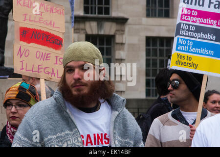 Whitehall, London, 4. April 2015. Wie PEGIDA UK eine schlecht besuchte Kundgebung am Whitehall hält, sind Resultate von Polizei gerufen, um gegen Demonstranten aus verschiedenen London antifaschistischen Bewegungen enthalten. Bild: Anti-Rassismus-Aktivisten waren in ihre Kerben gegen die PEGIDA-Rallye. Bildnachweis: Paul Davey/Alamy Live-Nachrichten Stockfoto