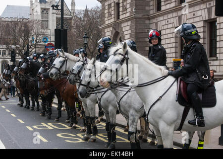 Whitehall, London, 4. April 2015. Wie PEGIDA UK eine schlecht besuchte Kundgebung am Whitehall hält, sind Resultate von Polizei gerufen, um gegen Demonstranten aus verschiedenen London antifaschistischen Bewegungen enthalten. Bild: Berittene Polizisten warten einzuberufen, um Polizeilinien in Whitehall Schlägereien weiter die Straße hinauf weiter zu unterstützen. Bildnachweis: Paul Davey/Alamy Live-Nachrichten Stockfoto