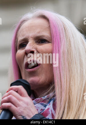 Whitehall, London, 4. April 2015. Wie PEGIDA UK eine schlecht besuchte Kundgebung am Whitehall hält, sind Resultate von Polizei gerufen, um gegen Demonstranten aus verschiedenen London antifaschistischen Bewegungen enthalten. Bild: Eine Frau befasst sich mit die PEGIDA-Rallye. Bildnachweis: Paul Davey/Alamy Live-Nachrichten Stockfoto