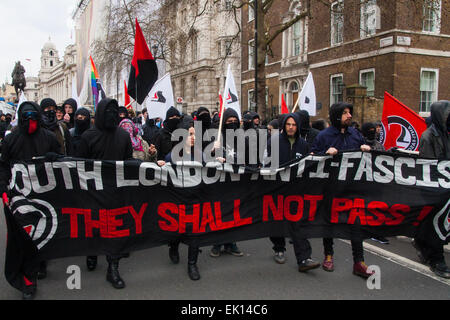 Whitehall, London, 4. April 2015. Wie PEGIDA UK eine schlecht besuchte Kundgebung am Whitehall hält, sind Resultate von Polizei gerufen, um gegen Demonstranten aus verschiedenen London antifaschistischen Bewegungen enthalten. Bild: Mehrere Dutzend Antifaschisten März Whitehall wie sie gegen PEGIDA protestieren. Bildnachweis: Paul Davey/Alamy Live-Nachrichten Stockfoto