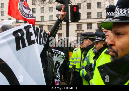 Whitehall, London, 4. April 2015. Wie PEGIDA UK eine schlecht besuchte Kundgebung am Whitehall hält, sind Resultate von Polizei gerufen, um gegen Demonstranten aus verschiedenen London antifaschistischen Bewegungen enthalten. Bild: Antifaschisten verspotten die Polizei während einer Stand-off nach einem anderen gescheiterten Versuch, die PEGIDA-Rallye zu erreichen. Bildnachweis: Paul Davey/Alamy Live-Nachrichten Stockfoto