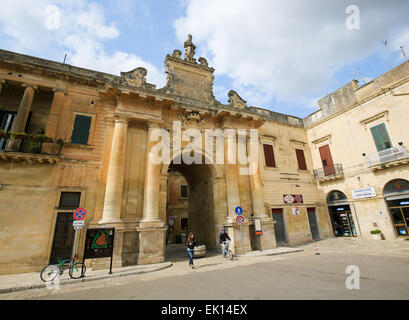 Porta San Biagio, eines der drei historischen Tore ins historische Zentrum von Lecce, eine historische Stadt in Apulien, Italien. Stockfoto