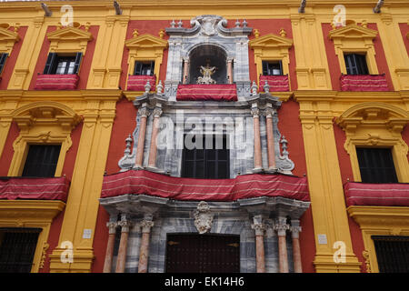 Fassade des restaurierten Bischofspalast, El Palacio Episcopal, jetzt eine Ausstellung im Zentrum in der Stadt Málaga, Andalusien, Spanien. Stockfoto