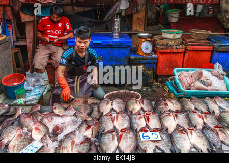 Fischhändler in Nonthaburi Markt Stockfoto