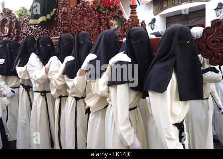 Mit Kapuze Männer tragen Schwimmer während der Prozession, der Osterwoche, der Semana Santa, Mijas Málaga Provinz, Andalusien, Spanien. Stockfoto