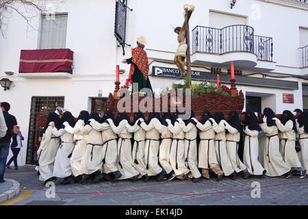 Mit Kapuze Männer tragen Schwimmer während der Prozession, der Osterwoche, der Semana Santa, Mijas Málaga Provinz, Andalusien, Spanien. Stockfoto