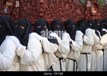 Mit Kapuze Männer tragen Schwimmer während der Prozession, der Osterwoche, der Semana Santa, Mijas Málaga Provinz, Andalusien, Spanien. Stockfoto