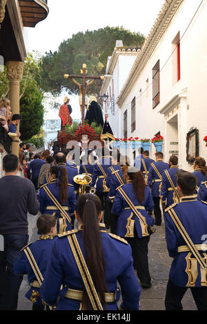 Blaskapelle hinter religiösen Schwimmer während der Prozession, der Osterwoche, der Semana Santa, Mijas Málaga Provinz, Andalusien, Spanien. Stockfoto