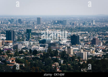 Blick auf die Skyline von Los Angeles aus der Hollywood Bowl Overlook am Mulholland Drive, in Los Angeles, Kalifornien. Stockfoto