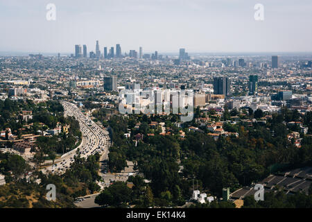 Blick auf die Skyline von Los Angeles aus der Hollywood Bowl Overlook am Mulholland Drive, in Los Angeles, Kalifornien. Stockfoto