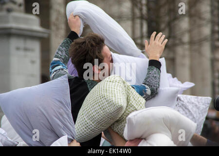 Trafalgar Square, London, UK 4. April 2015: der London International Pillow Fight. Bildnachweis: Paul Mendoza/Alamy Live-Nachrichten Stockfoto