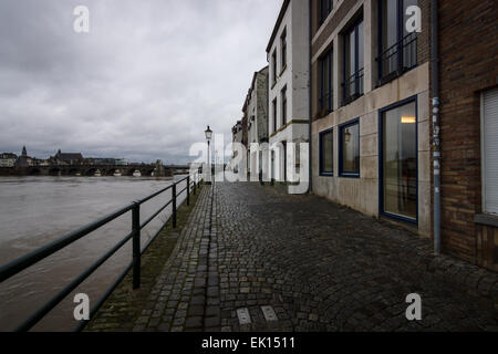 Ansicht von Maastricht City Centre mit seinen teilweise mittelalterliche Brücke über die Maas. Stockfoto