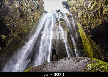 In der Schlucht des Gljúfrafoss-Wasserfalls im Süden Islands Stockfoto